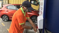 Selain pedagang, warga yang mengunjungi pasar juga wajib mencuci tangan terlebih dahulu sebelum berbelanja. Bagaimana dengan protokol jaga jarak? (Foto: Thalitha Yuristiana)