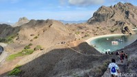 Puas menikmati pemandangan dari puncak bukit, saatnya kembali turun. Tetap hati-hati karena kondisi jalanan yang curam. Jangan lupa terapkan protokol kesehatan agar liburan tetap aman dan terbebas dari COVID-19.