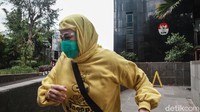 Beberapa tampak berlari menghindari wartawan.