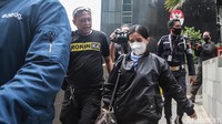 Mereka tidak menjawab berondongan pertanyaan dari wartawan.