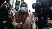 Dari 10 orang yang diamankan, KPK hanya menetapkan 2 tersangka yakni Wali Kota Cimahi Ajay Muhammad Priatna dan Komisaris RSU Kasih Bunda Hutama Yonathan sebagai tersangka pemberi suap.