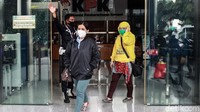 Para saksi yang diperiksa KPK dalam operasi tangkap tangan (OTT) Wali Kota Cimahi bergegas meninggalkan Gedung Merah Putih KPK, Jakarta, Sabtu (28/11/2020).