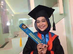 Ria Ricis Akhirnya Lulus Setelah Kuliah Tujuh Tahun