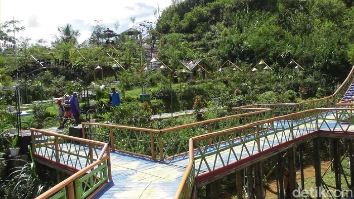 Obyek wisata Pulas Garden bisa menjadi alternatif liburan saat pandemi. Taman ini berada di Desa Sipedang Kecamatan Banjarmangu, Banjarnegara.