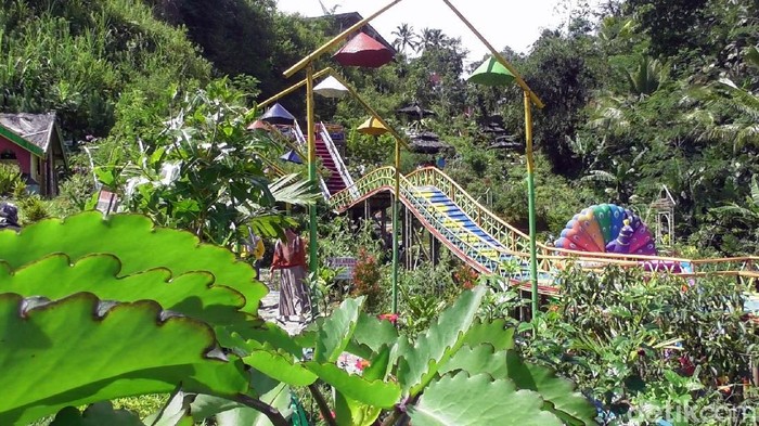 Obyek wisata Pulas Garden bisa menjadi alternatif liburan saat pandemi. Taman ini berada di Desa Sipedang Kecamatan Banjarmangu, Banjarnegara.