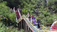 Seperti menara, jembatan yang membentang melintasi taman hingga beberapa spot swafoto.