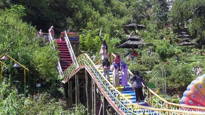 Obyek wisata Pulas Garden bisa menjadi alternatif liburan saat pandemi. Taman ini berada di Desa Sipedang Kecamatan Banjarmangu, Banjarnegara.