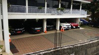 Ajay memiliki deretan mobil mewah di antaranya Nissan Elgrand tahun 2016 senilai Rp 500 juta, Fortuner lansiran 2014 yang ditaksir Rp 300 juta, Nissan X-Trail tahun 2005 senilai Rp 90 juta, dan Land Cruiser tahun 2017 seharga Rp 2 miliar. Terakhir, ia memiliki satu unit sedan Mercedes-Benz (tidak disebutkan modelnya) tahun 2017 seharga Rp 720 juta. Foto: Whisnu Pradana/detikcom
