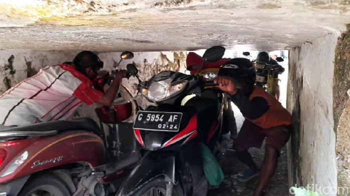 terowongan super sempit ketanggungan brebes, 28 november 2020