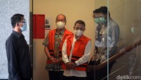 Ajay ditetapkan menjadi tersangka bersama pemberi suap Hutama Yonathan (HY) (batik lengan pendek dengan rompi oranye).