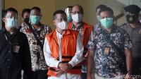 Ajay disangkakan melanggar Pasal 12 huruf a atau Pasal 12 huruf b atau Pasal 11 dan atau Pasal 12 B Undang-Undang Nomor 31 Tahun 1999 tentang Pemberantasan Tindak Pidana Korupsi sebagaimana telah diubah dengan Undang-Undang Nomor 20 Tahun 2001 tentang Perubahan Atas Undang-Undang Nomor 31 Tahun 1999 tentang Pemberantasan Tindak Pidana Korupsi.