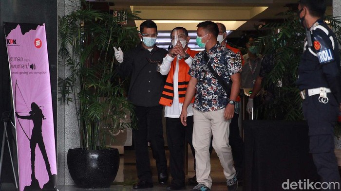 KPK menetapkan Wali Kota Cimahi Ajay Muhammad Priatna sebagai tersangka kasus suap perizinan pengembangan rumah sakit. Ajay tampak diborgol saat jumpa pers.