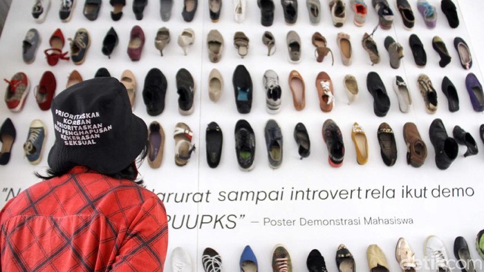 Yuk Lihat Pameran Anti Kekerasan Terhadap Perempuan Salah satu asesoris sepatu milik salah satu korban yang tidak mau disebutkan identitas dan ceritanya tersebut juga ikut dipamerkan dengan hanya mencantumkan tempat kejadian dan tahun kejadian