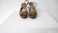 Salah satu sepatu milik korban ikut dipamerkan dengan hanya mencantumkan tempat dan tahun kejadian.