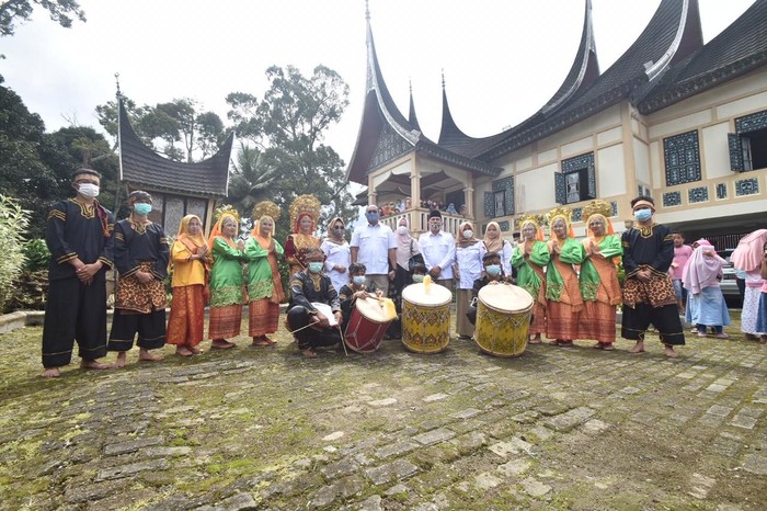 Anggota Komisi VI DPR RI Andre Rosiade disambut dengan tari gelombang dan pasambahan saat mendatangi Rumah Gadang Suku Pisang di Kamang Hilia,