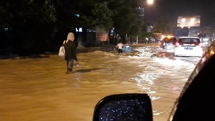 Banjir Tebing Tinggi bikin macet di tol