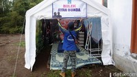 Bilik tersebut berupa tenda berwarna putih. Di pintu masuk tertulis Bilik Ayah Bunda.