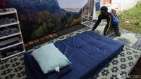 Petugas merapikan kasur di bilik ayah bunda.