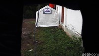 Bilik ayah bunda berada di sisi selatan barak pegungsian, yaitu berupa bangunan tenda.