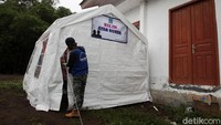 Petugas membangun bilik ayah bunda di tempat pengungsian Glagaharjo, Cangkringan, Sleman.