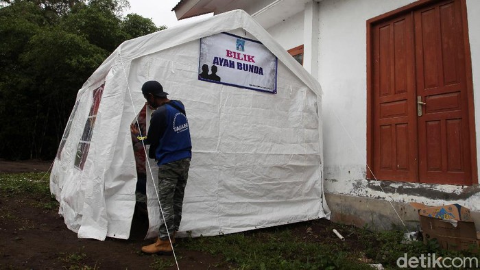 Pemkab Sleman menyediakan bilik ayah bunda bagi warga yang mengungsi akibat aktivitas Gunung Merapi. Bilik itu berada di barak pengungsian Glagaharjo, Cangkringan, Sleman.