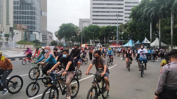 Bundaran HI ramai dipadati warga yang berolahraga pagi ini, Minggu (29/11).