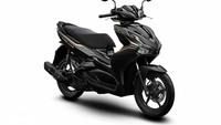 Tidak hanya dari sisi performa, Honda Air Blade baru juga mendapatkan update dari sisi tampilan. Pilihan warnanya kini semakin berani, dengan cat hitam doff, dengan sentuhan grafis warna gold. Ada juga pilihan warna merah yang lebih sporty. Foto: Motosaigon