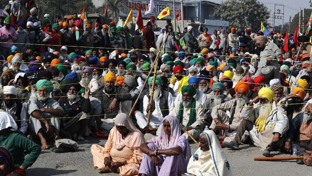 Indian farmers hold a meeting at the Delhi-Haryana state border, India, Sunday, Nov. 29, 2020. Protesting farmers on Sunday rejected the Indian government's offer to hold immediate talks if they ended their blockade of key highways they've held as they seek the scrapping of legislation they say could devastate crop prices.(AP Photo/Manish Swarup)