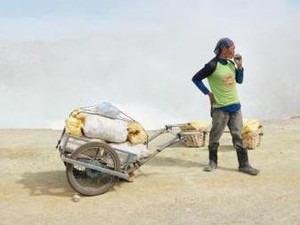 Kisah Lain di Balik Pesona Kawah Ijen