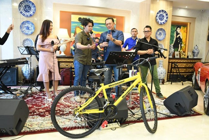Ketua MPR Bambang Soesatyo mengajak penyanyi Cakra Khan untuk melakukan pengundian berupa dua buah sepeda kuning Bamsoet, dua buah smartphone dan dua hoodie.