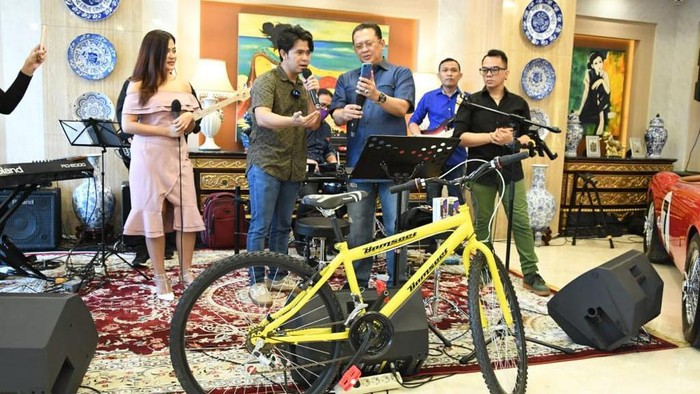 Ketua MPR Bambang Soesatyo mengajak penyanyi Cakra Khan untuk melakukan pengundian berupa dua buah sepeda kuning Bamsoet, dua buah smartphone dan dua hoodie.