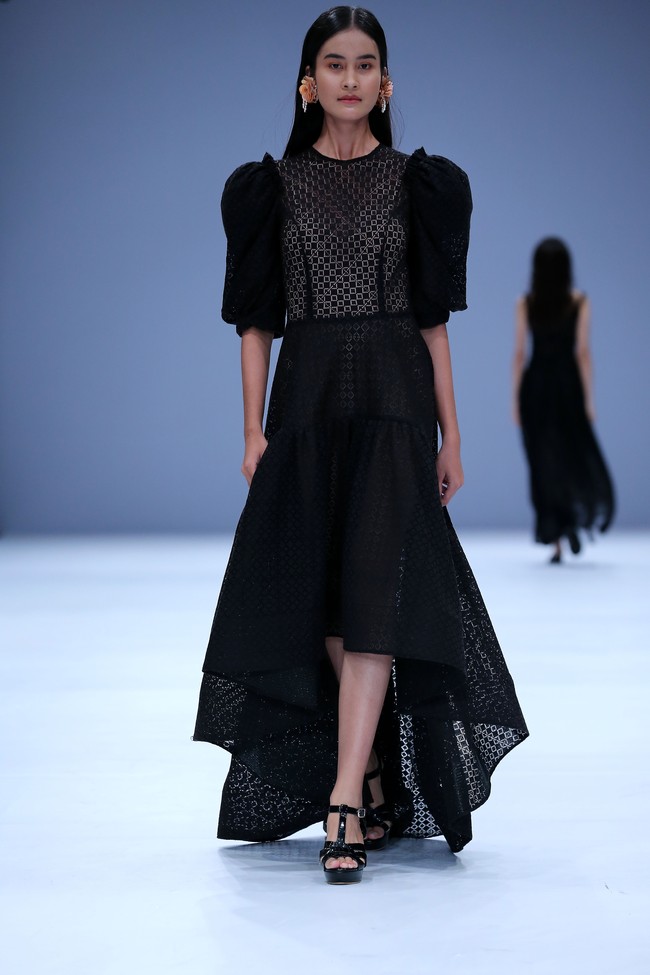 Di ajang mode terbesar tanah air kali ini direktur label Barli Asmara Leslie Tobing mempersembahkan Koleksi teranyarnya di Jakarta Fashion Week 2021. Foto: dok. JFW 2021.