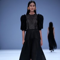 Di ajang mode terbesar tanah air kali ini direktur label Barli Asmara Leslie Tobing mempersembahkan Koleksi teranyarnya di Jakarta Fashion Week 2021. Foto: dok. JFW 2021.