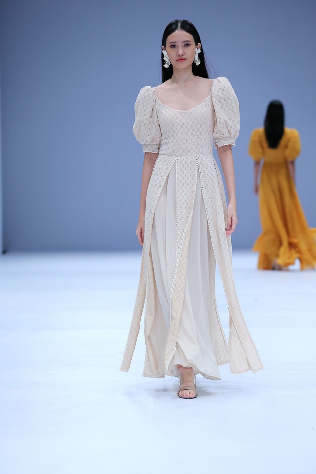 Di ajang mode terbesar tanah air kali ini direktur label Barli Asmara Leslie Tobing mempersembahkan Koleksi teranyarnya di Jakarta Fashion Week 2021. Foto: dok. JFW 2021.