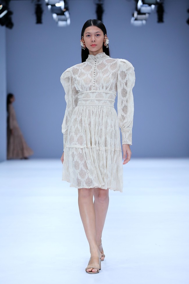 Di ajang mode terbesar tanah air kali ini direktur label Barli Asmara Leslie Tobing mempersembahkan Koleksi teranyarnya di Jakarta Fashion Week 2021. Foto: dok. JFW 2021.