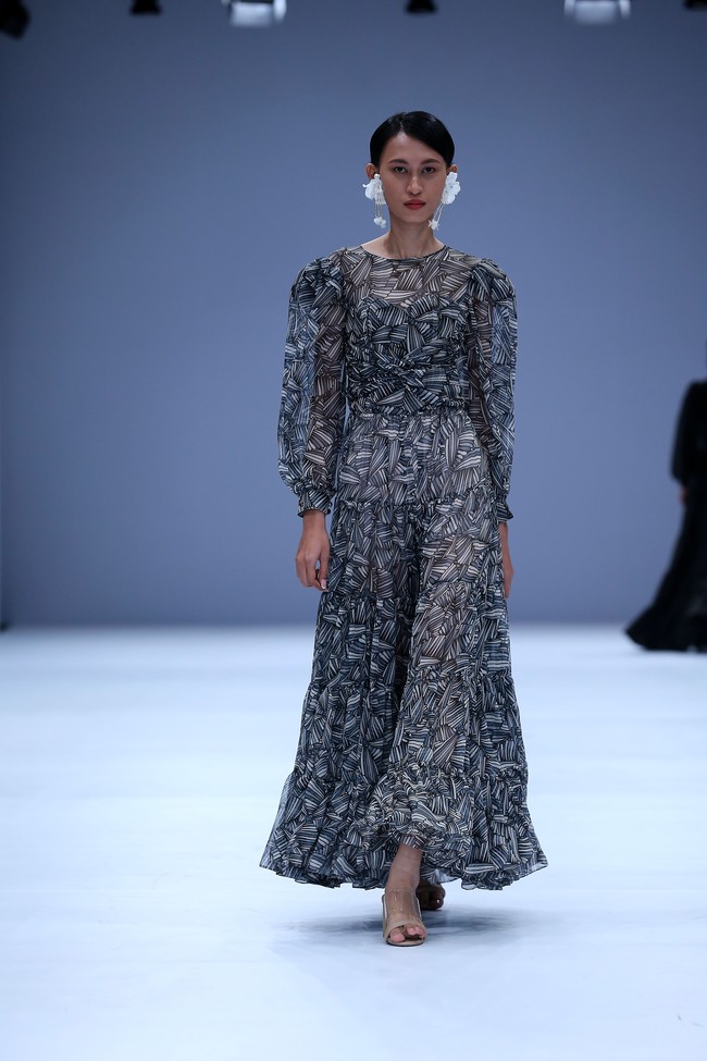 Di ajang mode terbesar tanah air kali ini direktur label Barli Asmara Leslie Tobing mempersembahkan Koleksi teranyarnya di Jakarta Fashion Week 2021. Foto: dok. JFW 2021.