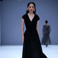 Di ajang mode terbesar tanah air kali ini direktur label Barli Asmara Leslie Tobing mempersembahkan Koleksi teranyarnya di Jakarta Fashion Week 2021. Foto: dok. JFW 2021.