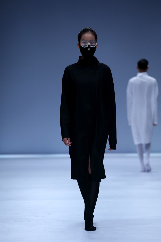 Rinaldy Yunardi merilis label Refounders dan menampilkan masker serta face shield dengan desain futuristis di panggung Jakarta Fashion Week 2021, Sabtu (28/11/2020).  Foto: dok. JFW 2021