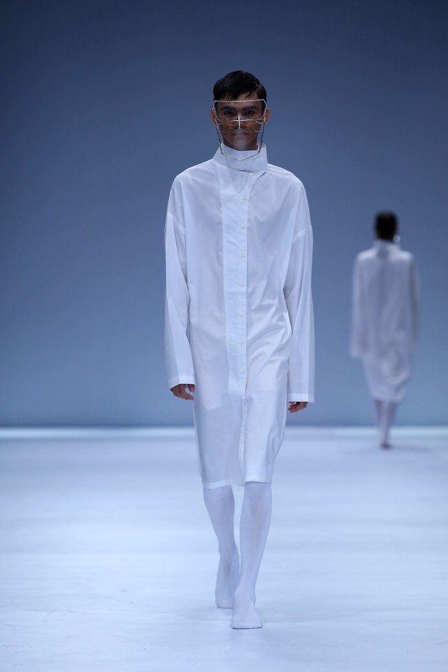 Rinaldy Yunardi merilis label Refounders dan menampilkan masker serta face shield dengan desain futuristis di panggung Jakarta Fashion Week 2021, Sabtu (28/11/2020). Foto: dok. JFW 2021