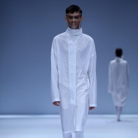 Rinaldy Yunardi merilis label Refounders dan menampilkan masker serta face shield dengan desain futuristis di panggung Jakarta Fashion Week 2021, Sabtu (28/11/2020). Foto: dok. JFW 2021