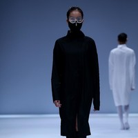 Rinaldy Yunardi merilis label Refounders dan menampilkan masker serta face shield dengan desain futuristis di panggung Jakarta Fashion Week 2021, Sabtu (28/11/2020).  Foto: dok. JFW 2021