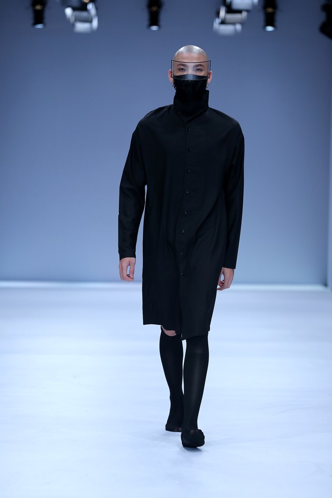 Rinaldy Yunardi merilis label Refounders dan menampilkan masker serta face shield dengan desain futuristis di panggung Jakarta Fashion Week 2021, Sabtu (28/11/2020). Foto: dok. JFW 2021