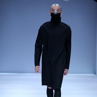 Rinaldy Yunardi merilis label Refounders dan menampilkan masker serta face shield dengan desain futuristis di panggung Jakarta Fashion Week 2021, Sabtu (28/11/2020). Foto: dok. JFW 2021