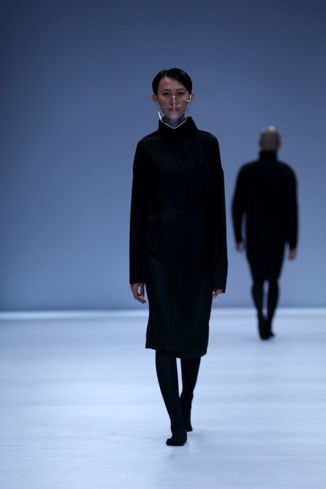 Rinaldy Yunardi merilis label Refounders dan menampilkan masker serta face shield dengan desain futuristis di panggung Jakarta Fashion Week 2021, Sabtu (28/11/2020). Foto: dok. JFW 2021