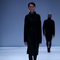 Rinaldy Yunardi merilis label Refounders dan menampilkan masker serta face shield dengan desain futuristis di panggung Jakarta Fashion Week 2021, Sabtu (28/11/2020). Foto: dok. JFW 2021