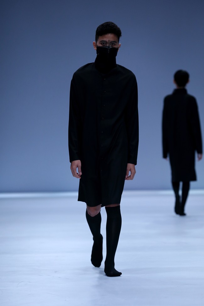 Rinaldy Yunardi merilis label Refounders dan menampilkan masker serta face shield dengan desain futuristis di panggung Jakarta Fashion Week 2021, Sabtu (28/11/2020). Foto: dok. JFW 2021