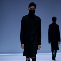 Rinaldy Yunardi merilis label Refounders dan menampilkan masker serta face shield dengan desain futuristis di panggung Jakarta Fashion Week 2021, Sabtu (28/11/2020). Foto: dok. JFW 2021