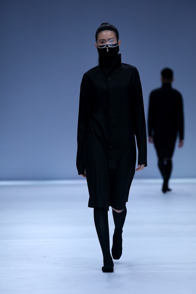 Rinaldy Yunardi merilis label Refounders dan menampilkan masker serta face shield dengan desain futuristis di panggung Jakarta Fashion Week 2021, Sabtu (28/11/2020). Foto: dok. JFW 2021