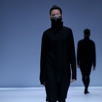 Rinaldy Yunardi merilis label Refounders dan menampilkan masker serta face shield dengan desain futuristis di panggung Jakarta Fashion Week 2021, Sabtu (28/11/2020). Foto: dok. JFW 2021