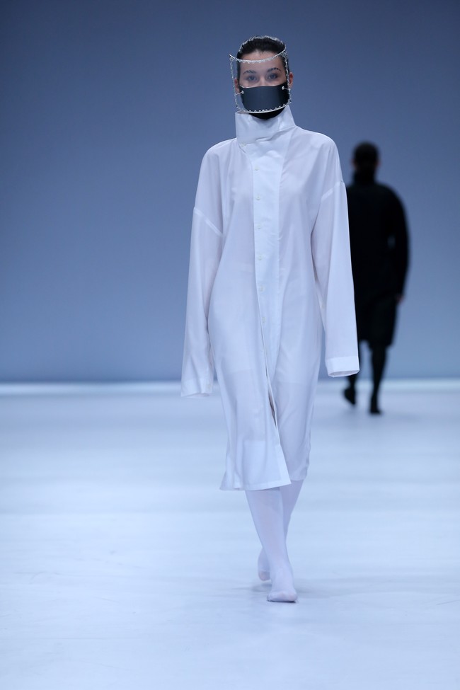 Rinaldy Yunardi merilis label Refounders dan menampilkan masker serta face shield dengan desain futuristis di panggung Jakarta Fashion Week 2021, Sabtu (28/11/2020).  Foto: dok. JFW 2021